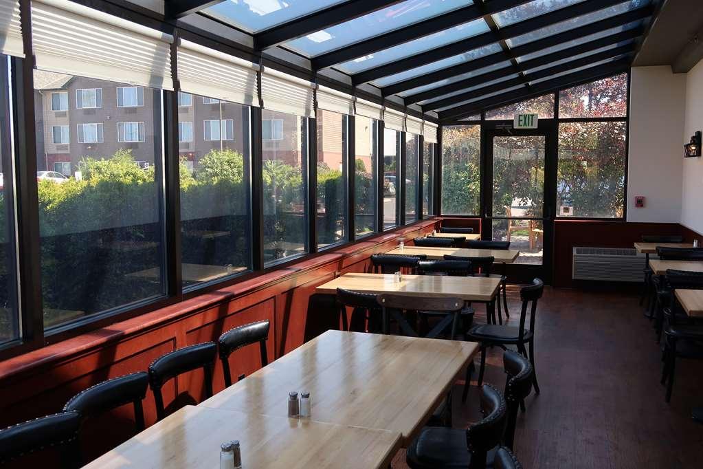 Oxford Suites Hermiston Restaurant bilde